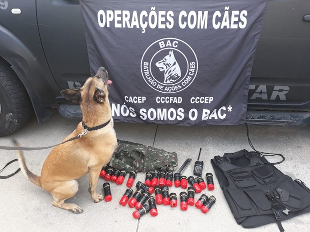 Operação do BAC, com informações do Disque Denúncia, apreende armas e artefatos explosivos em Nova Iguaçu